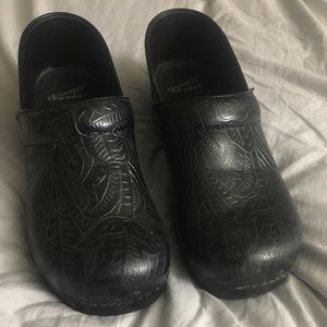 Dansko black clogs shoes 40 9.5 10 tooled